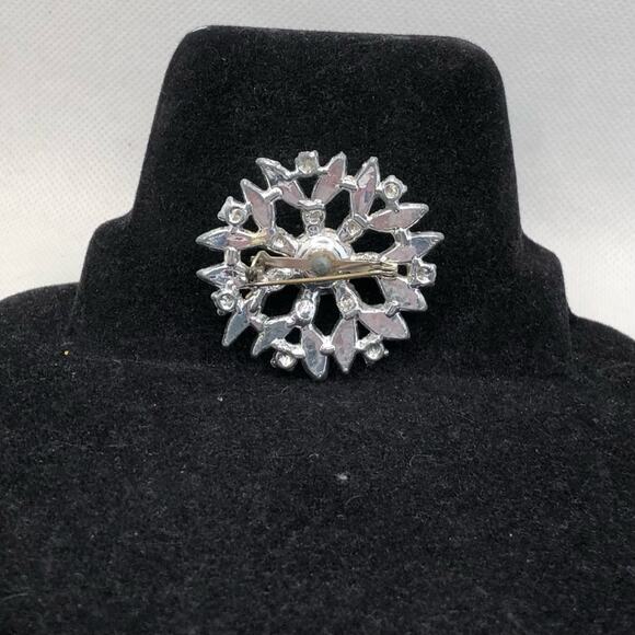 Brooch Vintage Mid Century Silver Tone Flower Snow Flake Center Rhinestone Pin - Picture 7 of 8